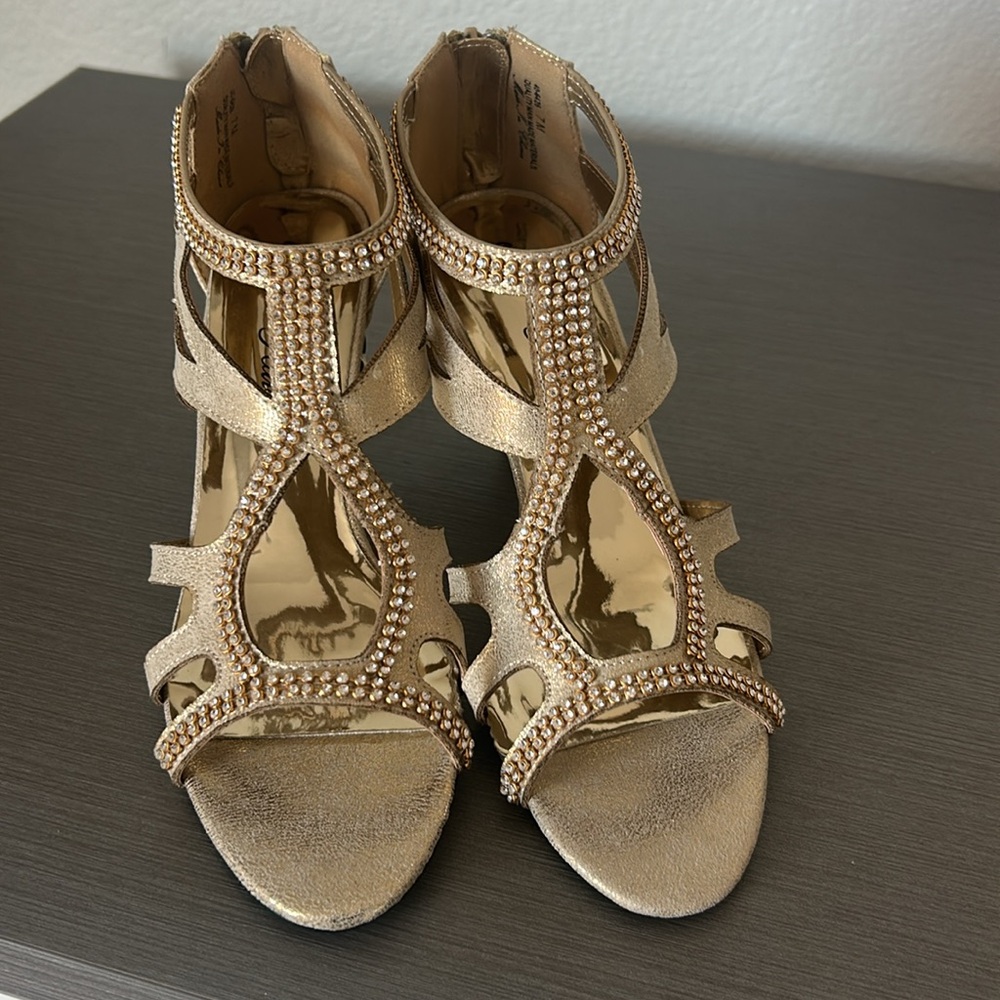 Sandals gold heels Easy street. formal wear. stone embellishment. size 7. NWOT - Picture 3 of 14